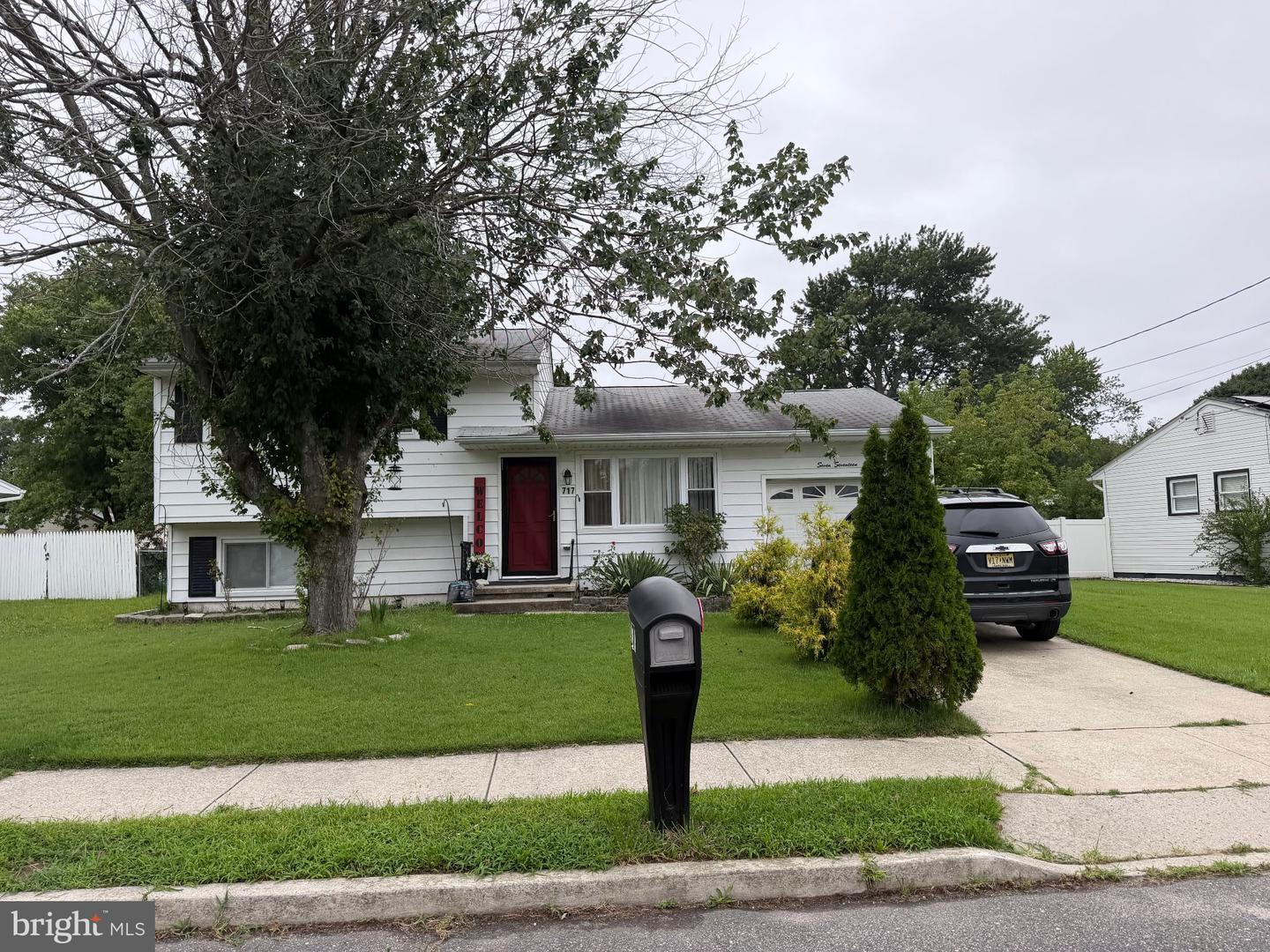 717 New Maple Rd — photo