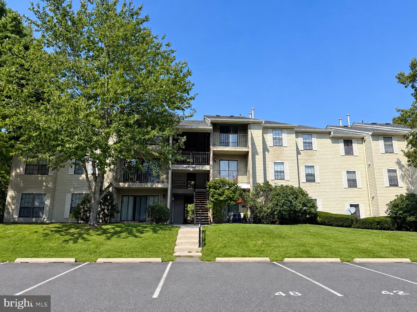 44 Colonial Ct — photo