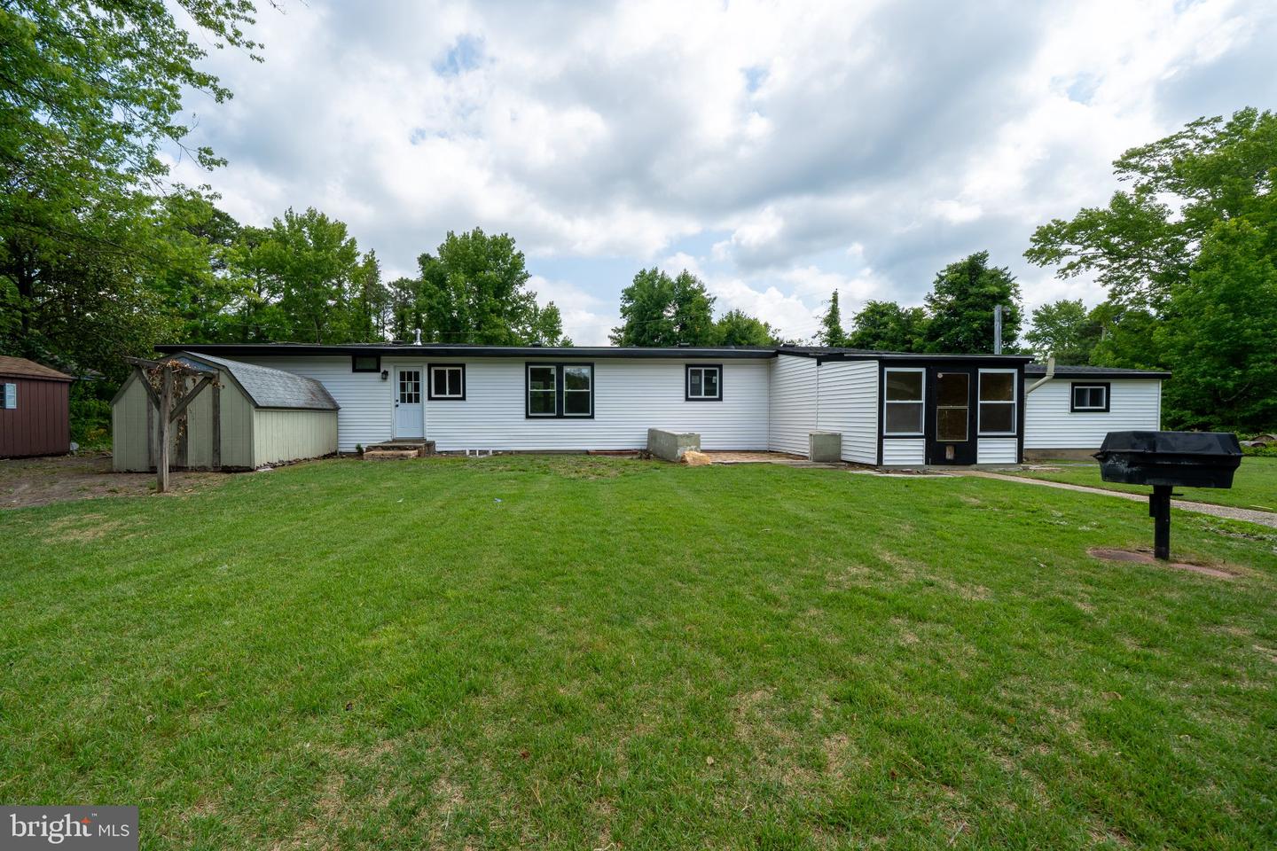 5904 Cloverleaf Dr — photo