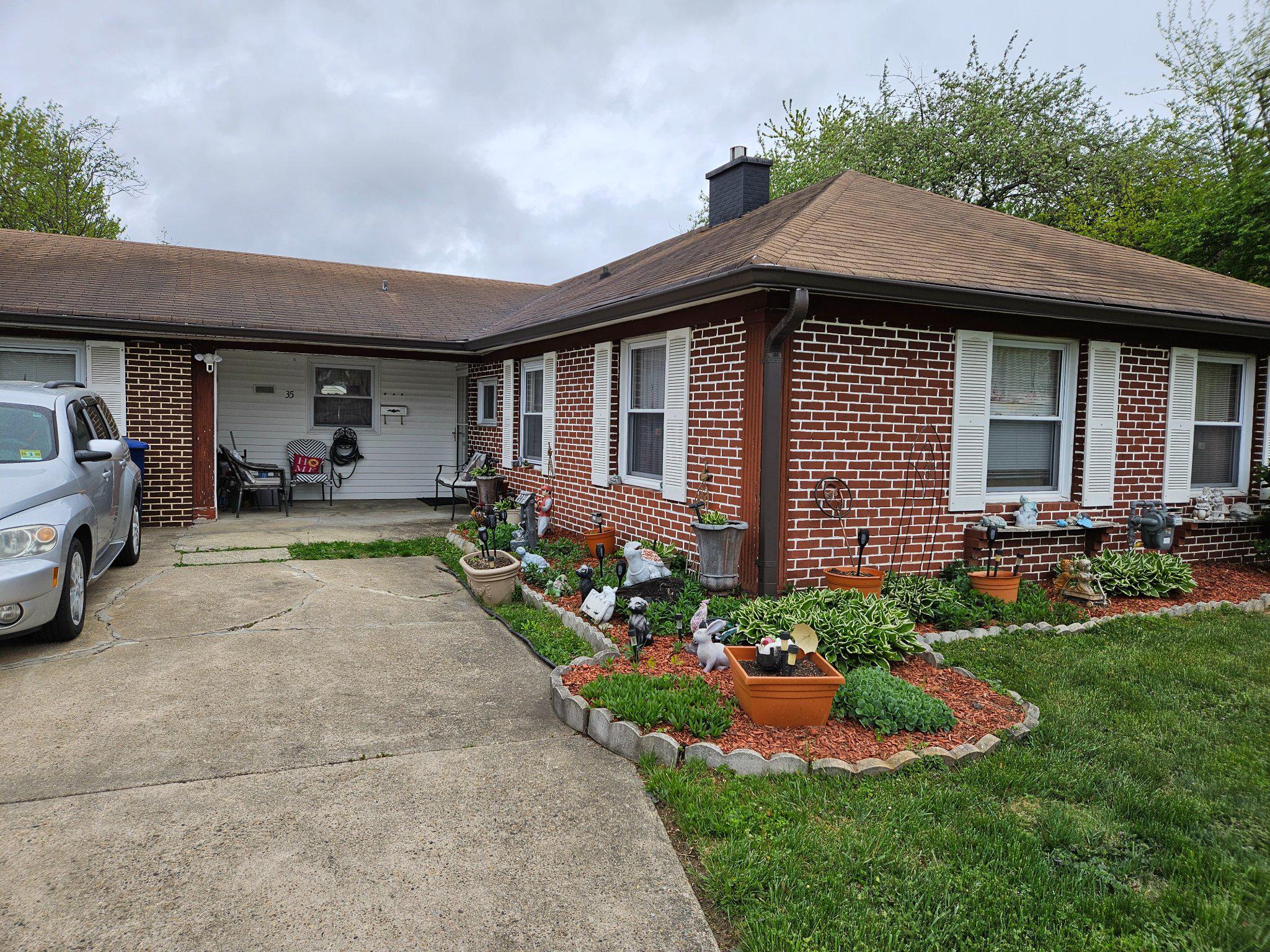 35 Pickwick Ln — photo