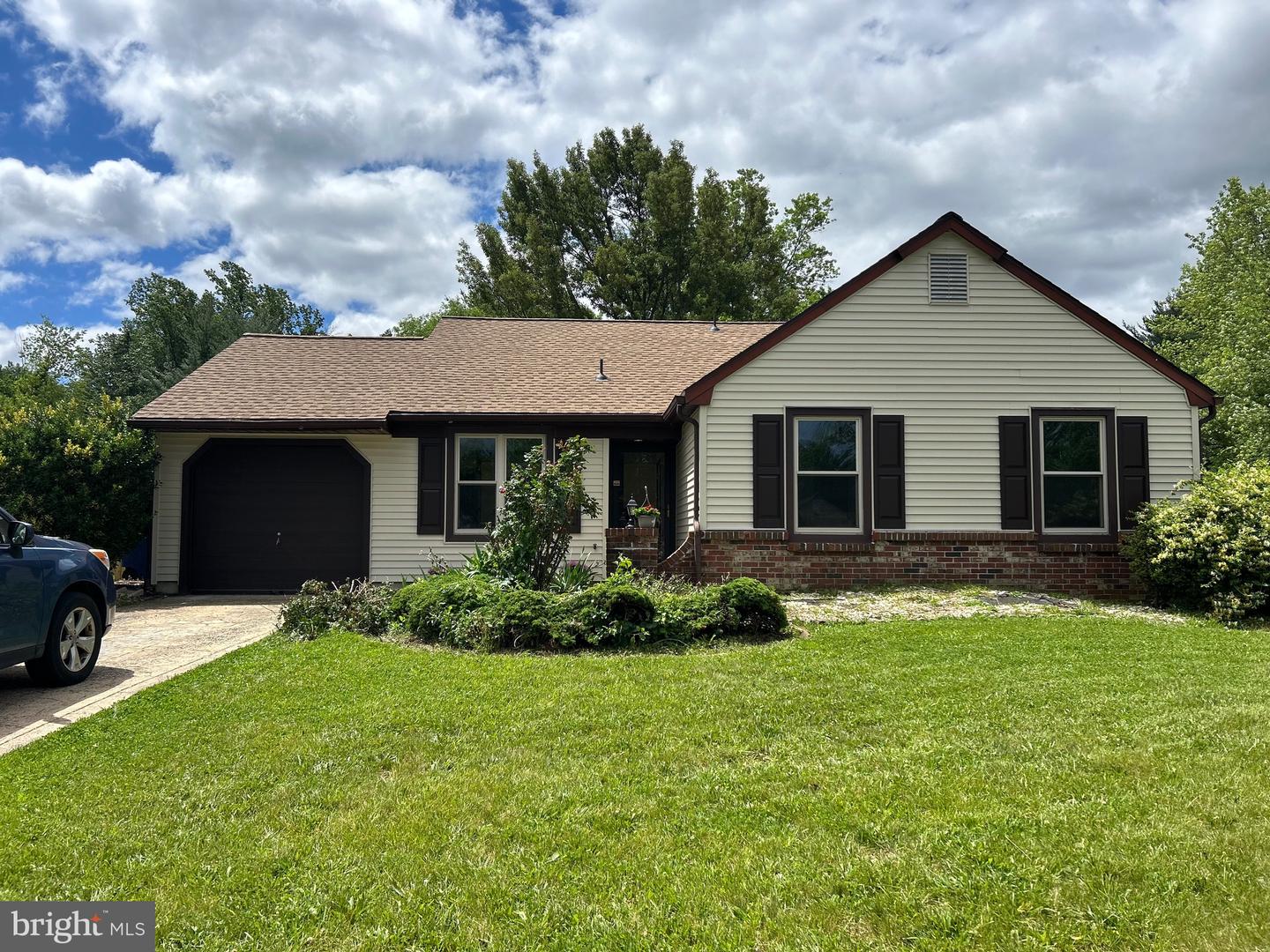 23 Lawrence Ln — photo