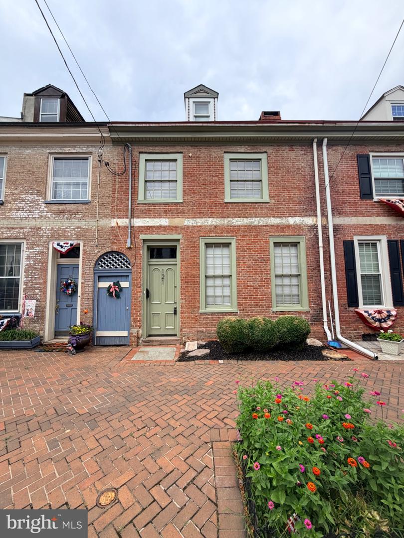 121 E Union St — photo