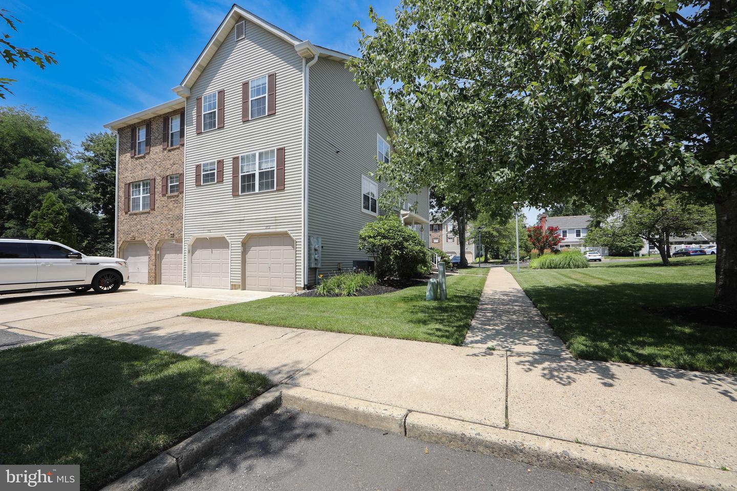 202 Ashby Ct — photo