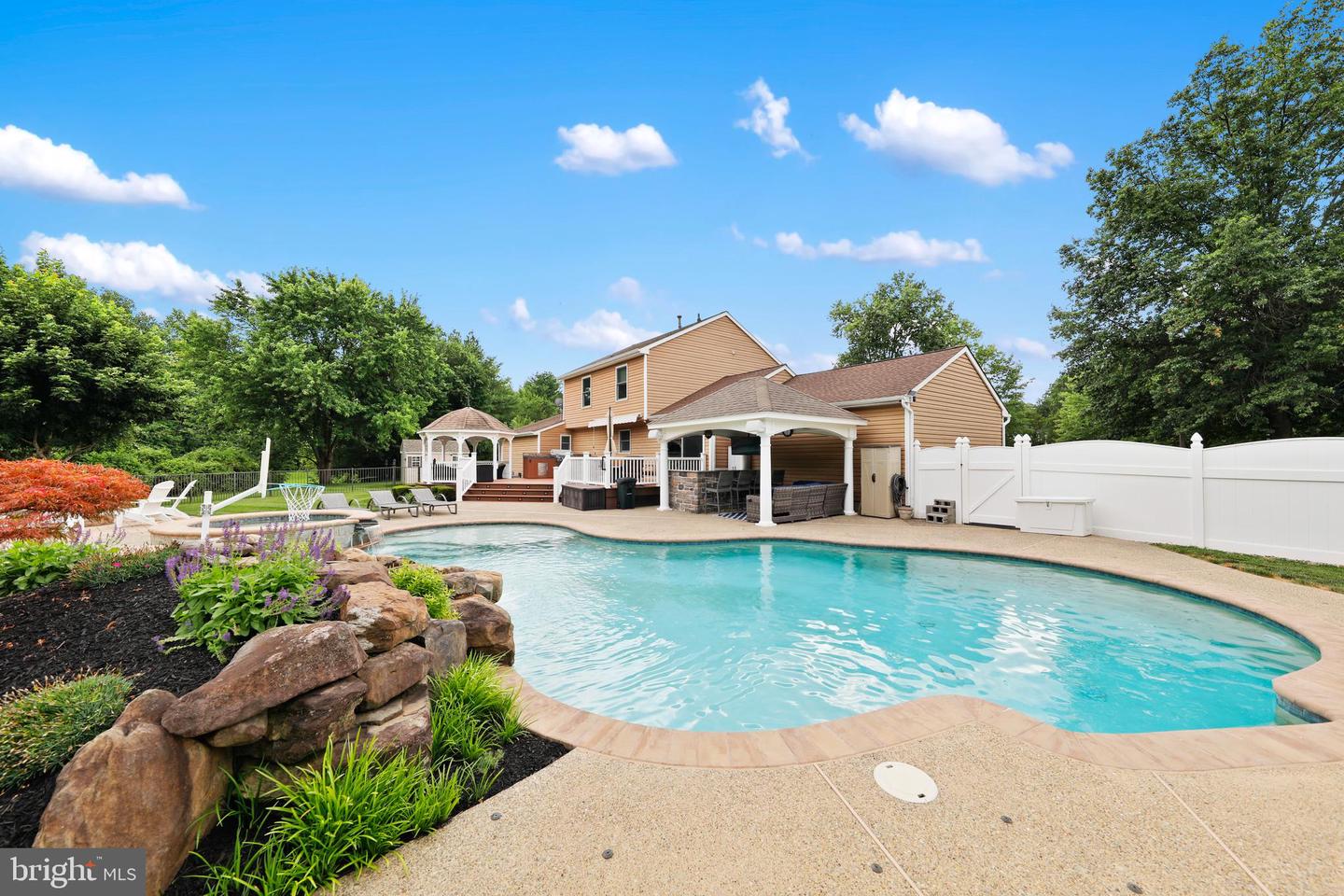 4 Castle Ct — photo