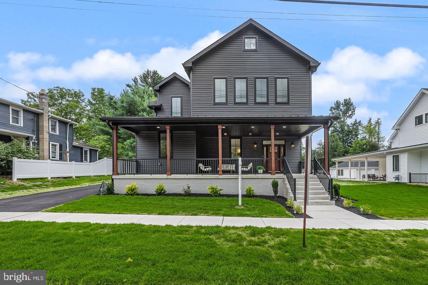 8 Chapel Ave — photo