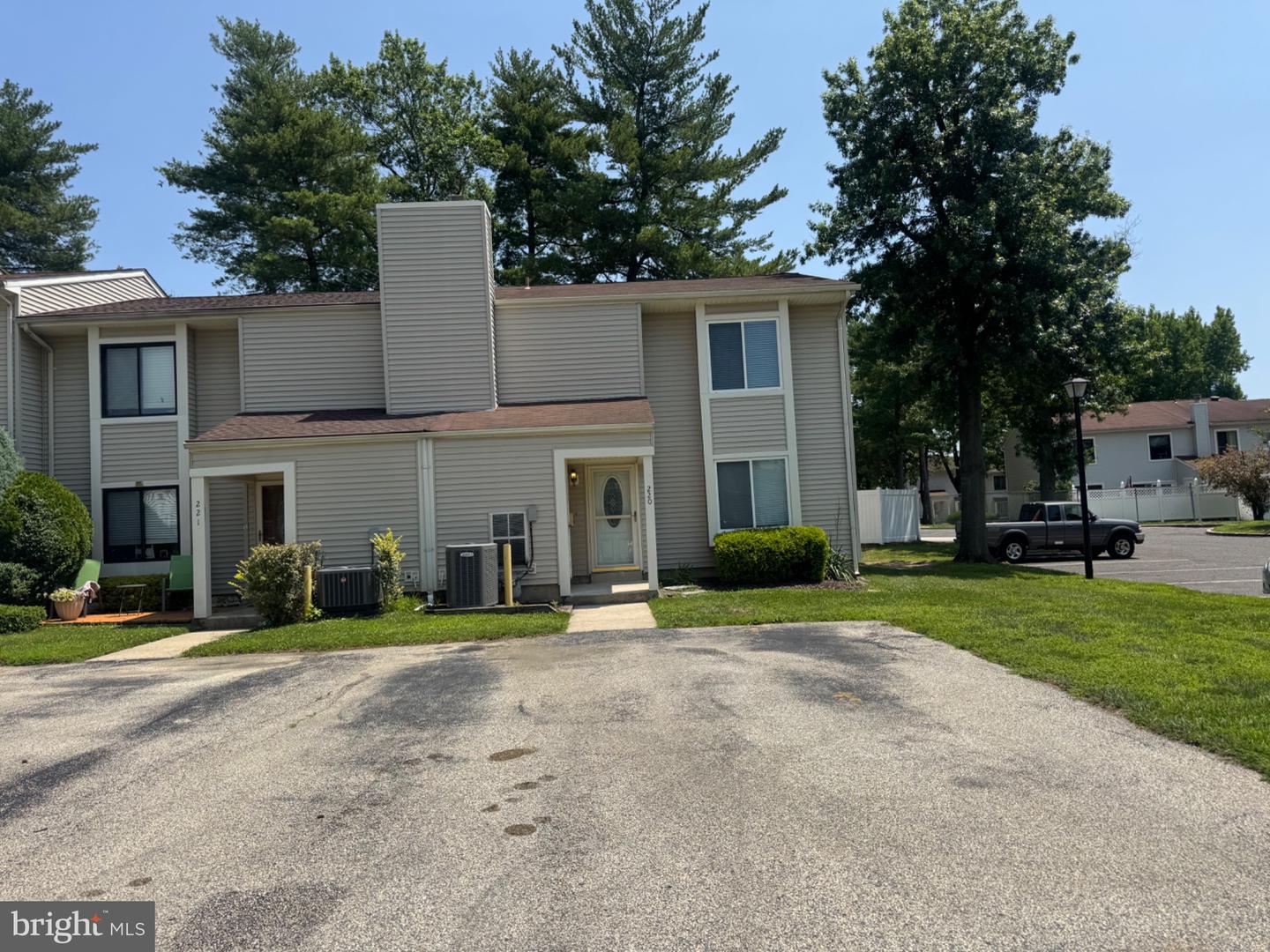 220 Deerpark Ct — photo