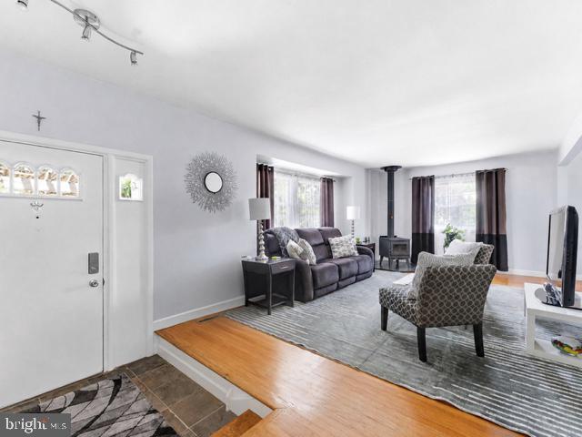 2212 Chestnut Hill Dr — photo