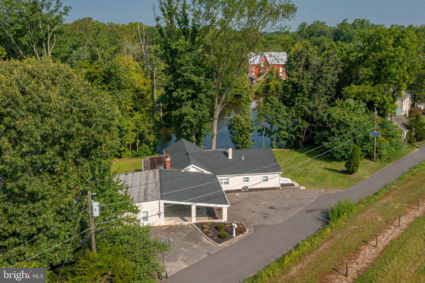 8 Lakeside Dr — photo