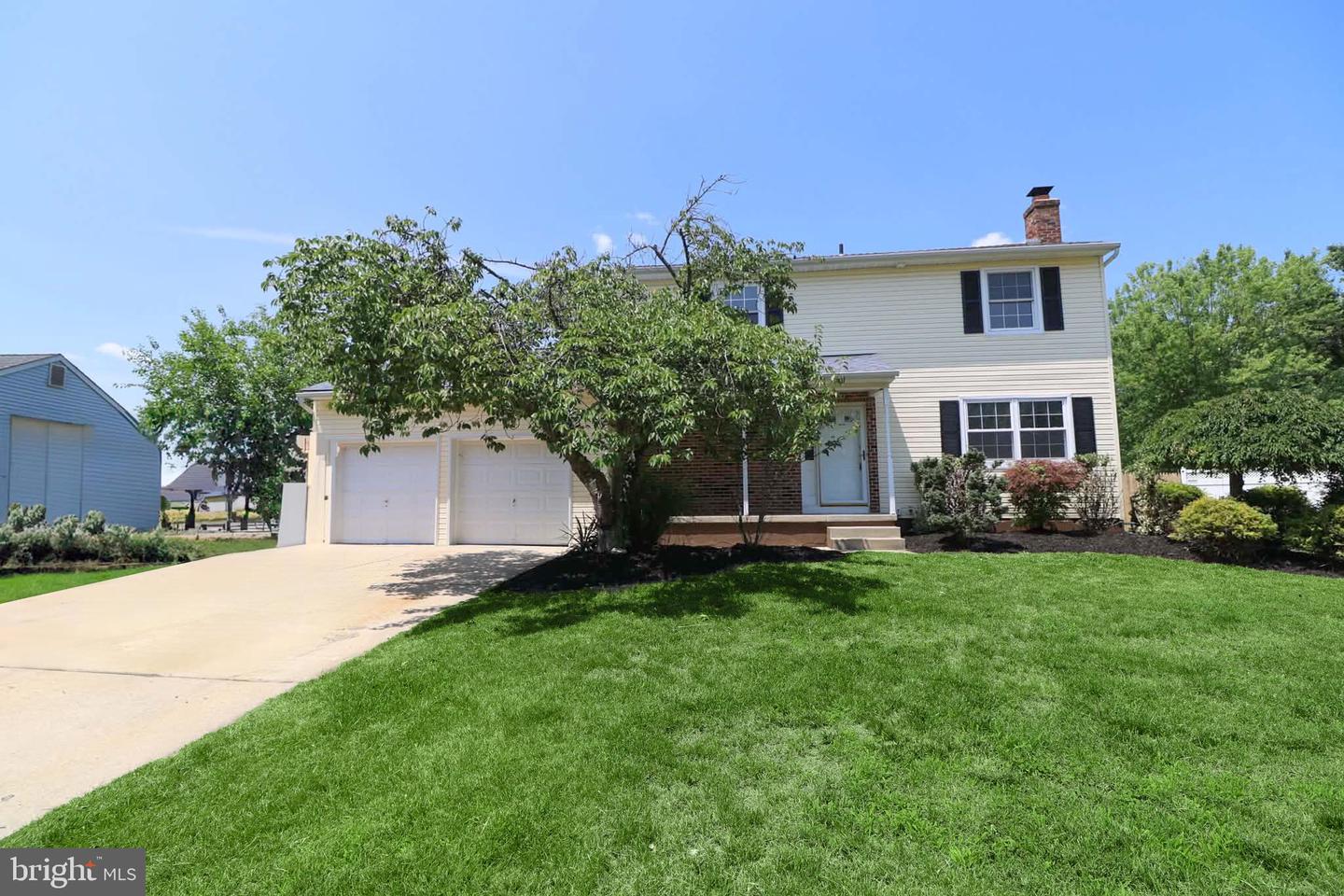 23 Lancaster Dr — photo