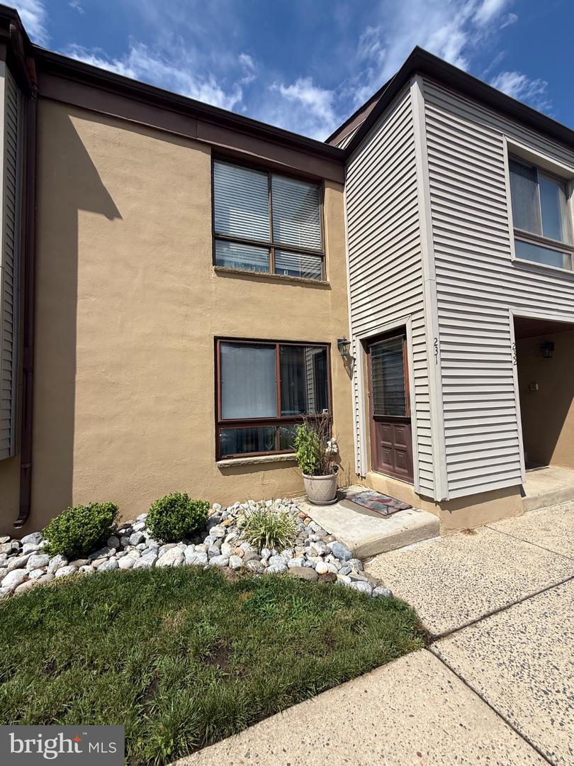 231 James Ct — photo