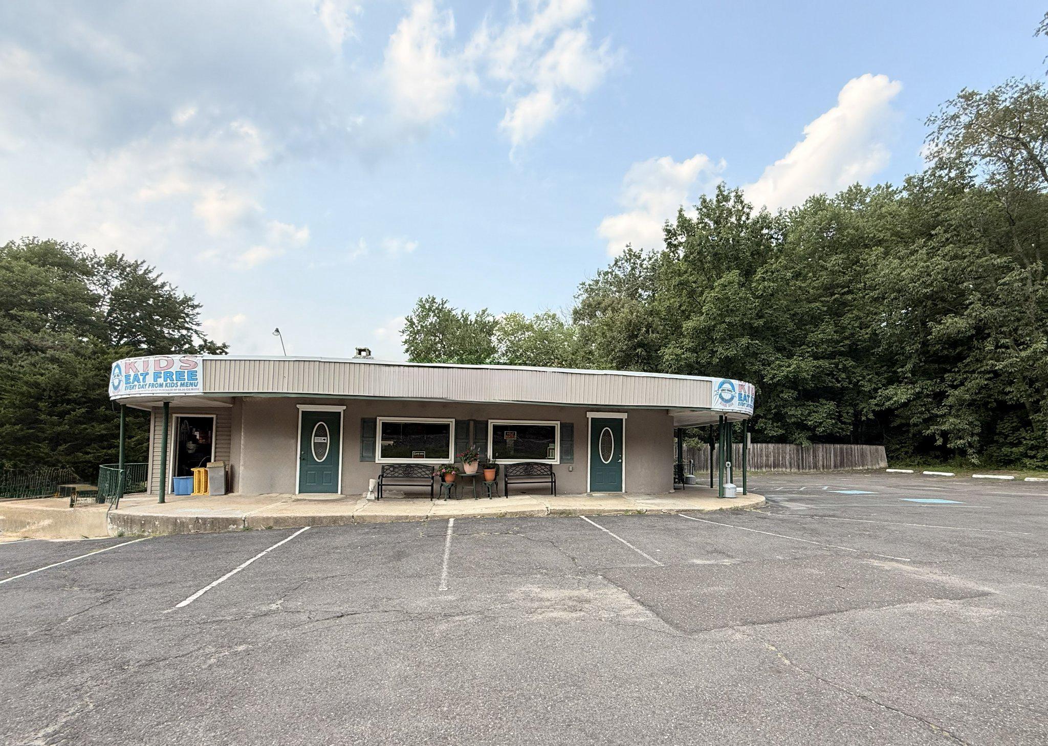 2825 Marne Hwy — photo