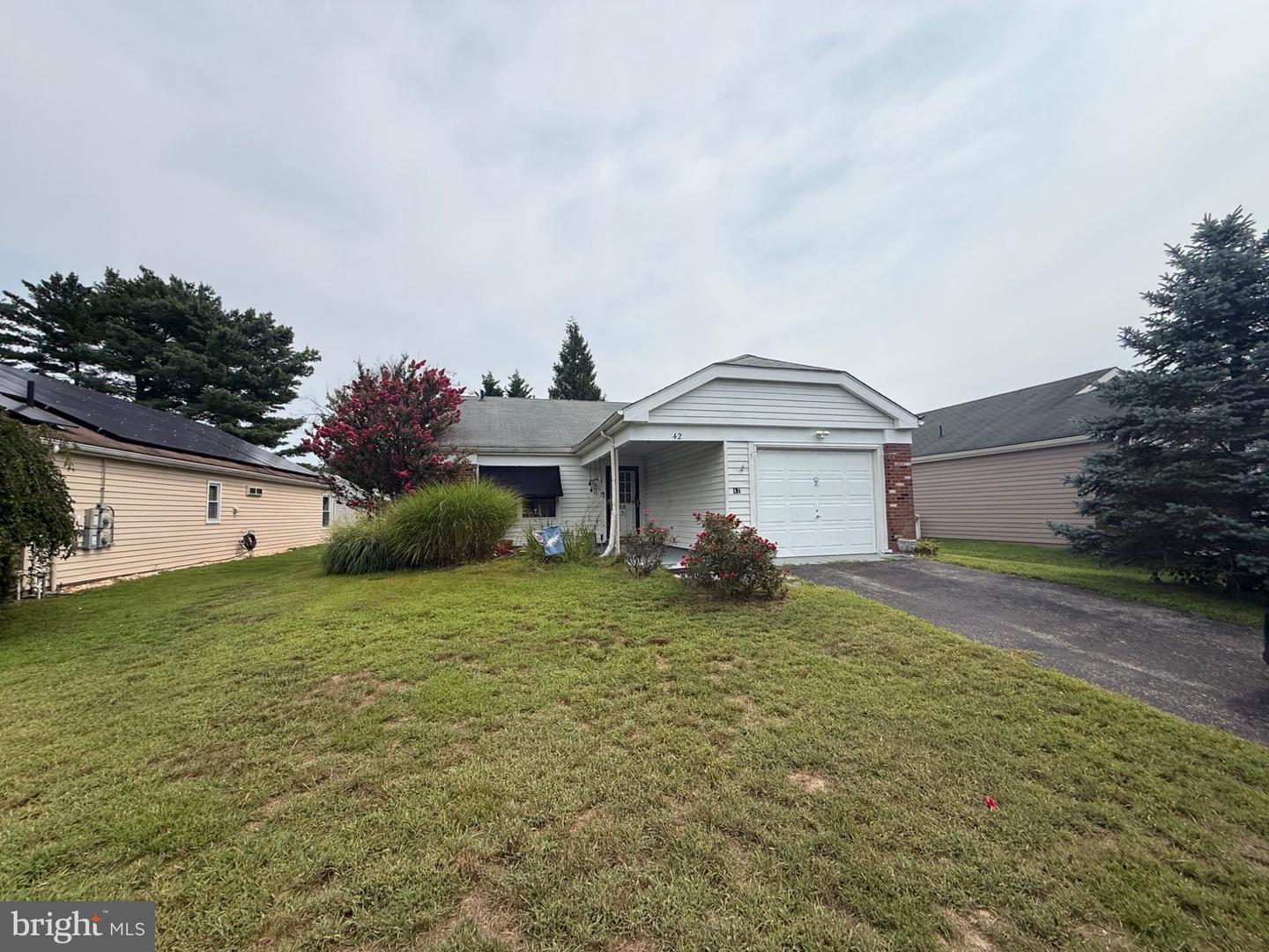 42 New Castle Dr — photo