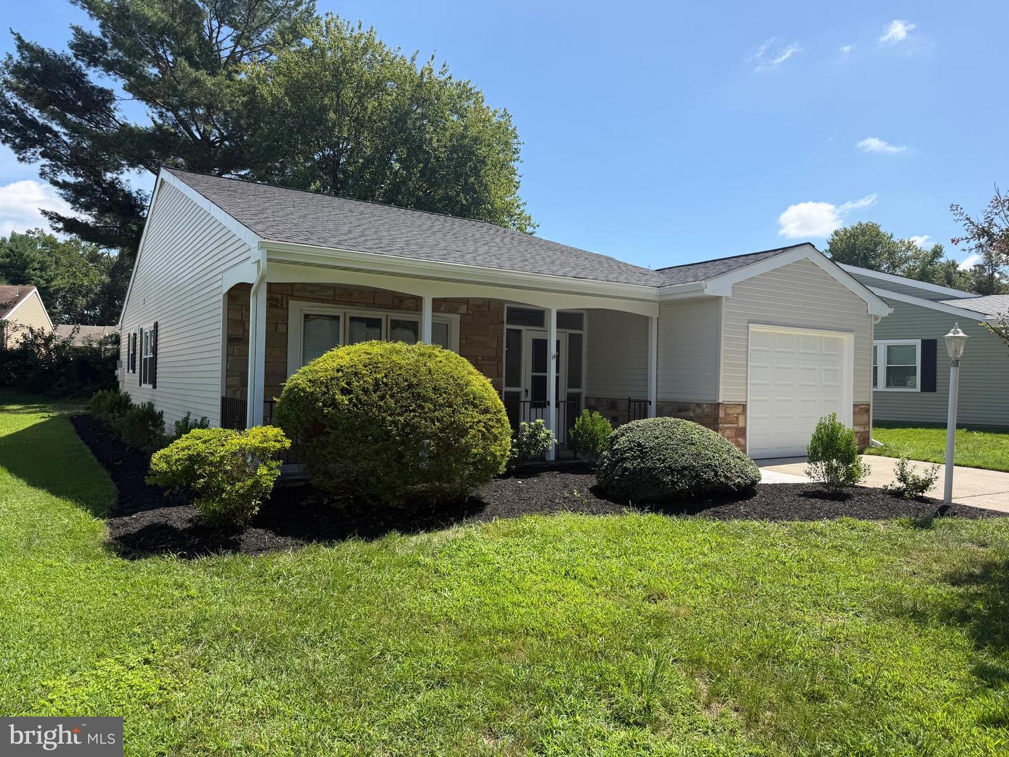 64 Huntington Dr — photo