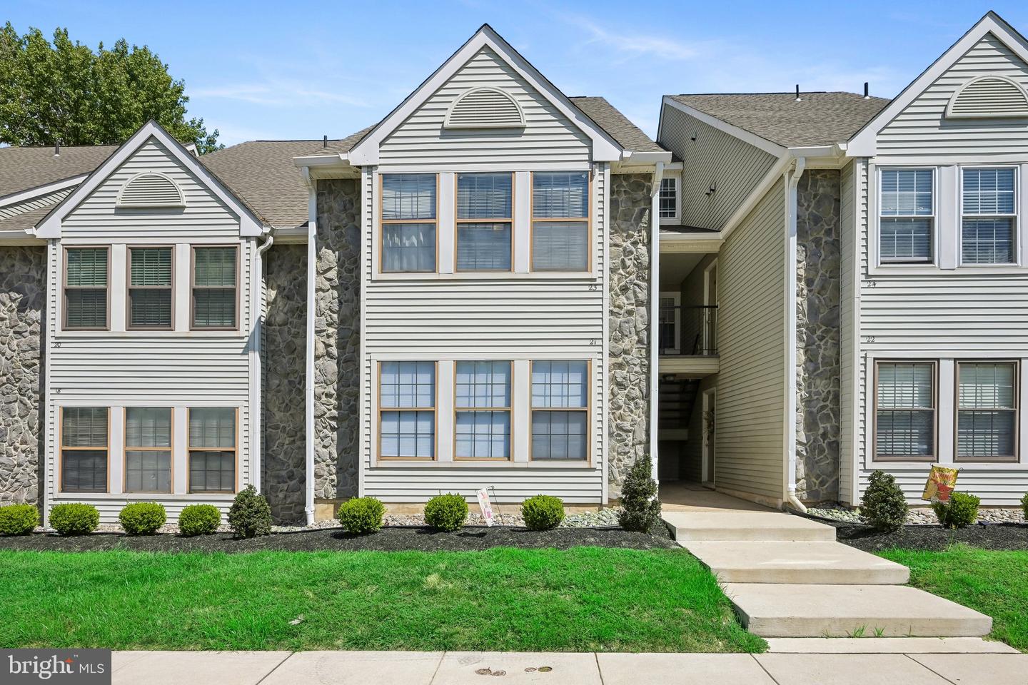 23 Chelmsford Ct — photo