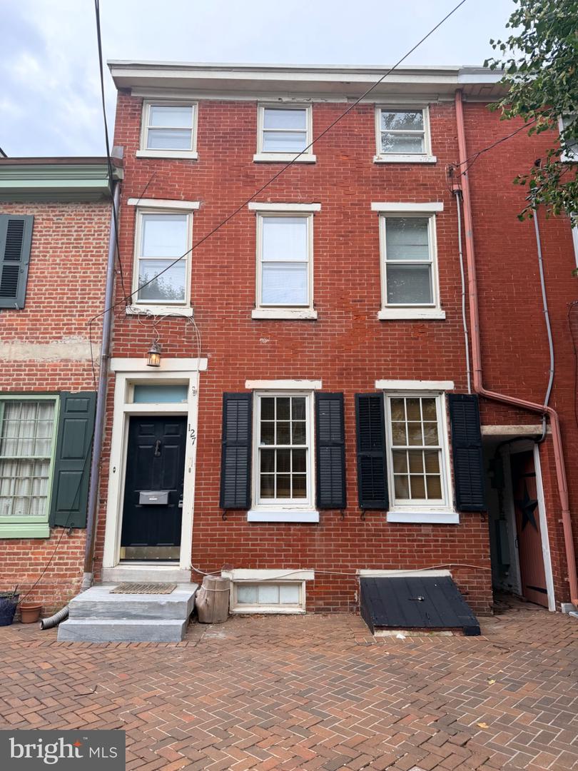 127 E Union St — photo