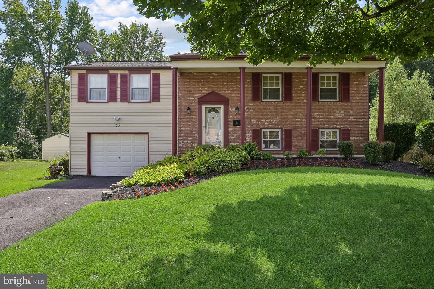 35 Northampton Dr — photo
