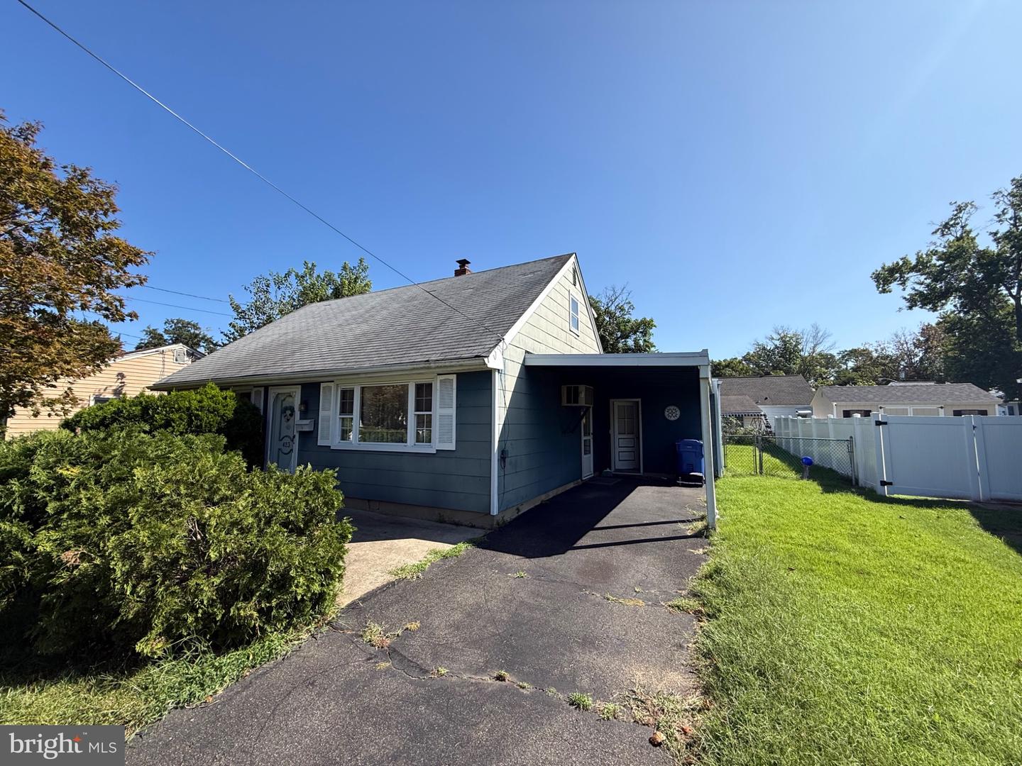 423 Holmes Dr — photo