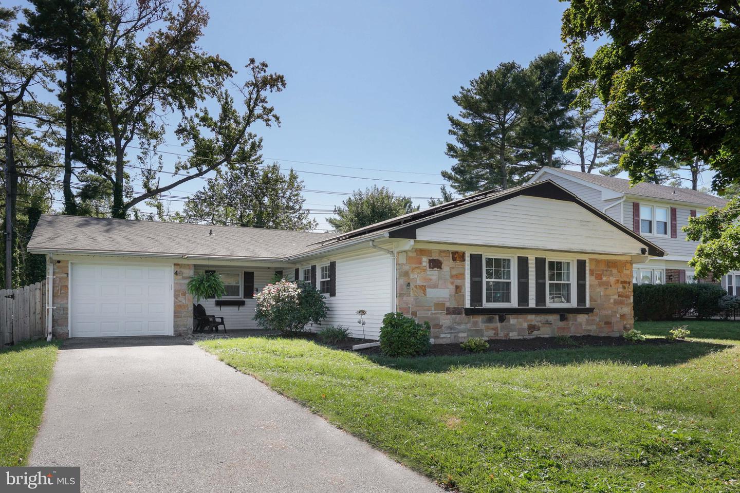 40 Holiday Ln — photo