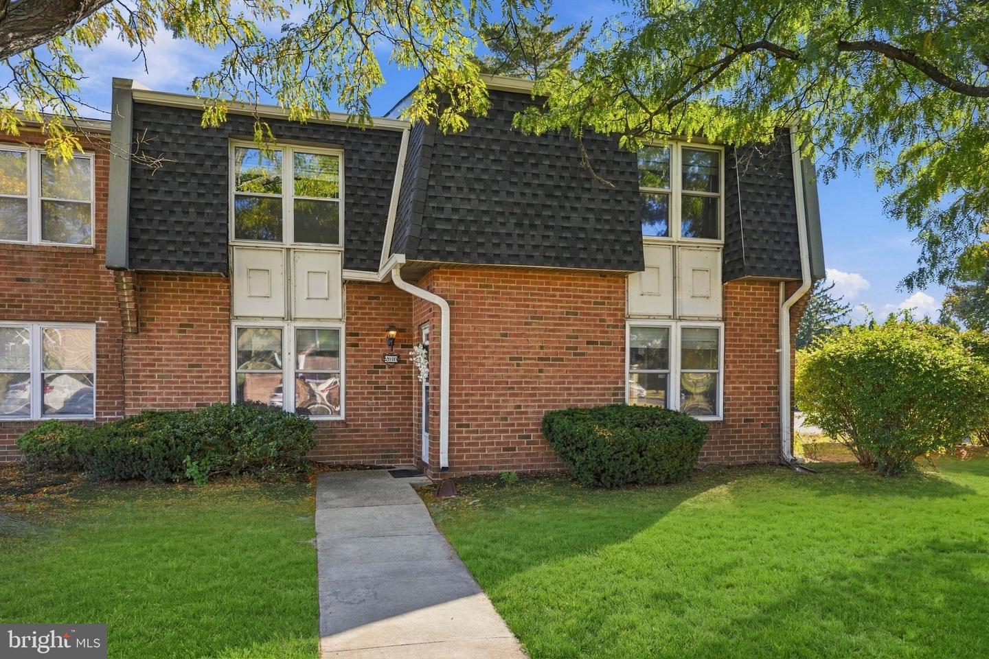 2016 Harbour Dr E — photo