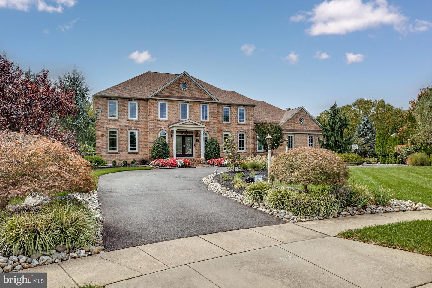 5 White Tail Ct — photo