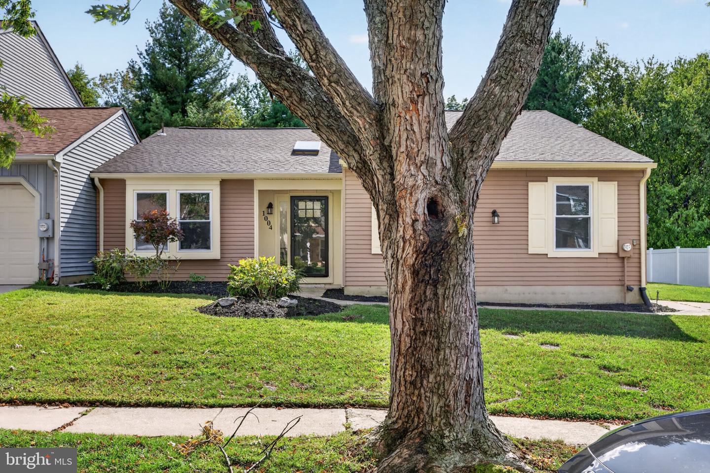 1004 Jonathan Ln — photo