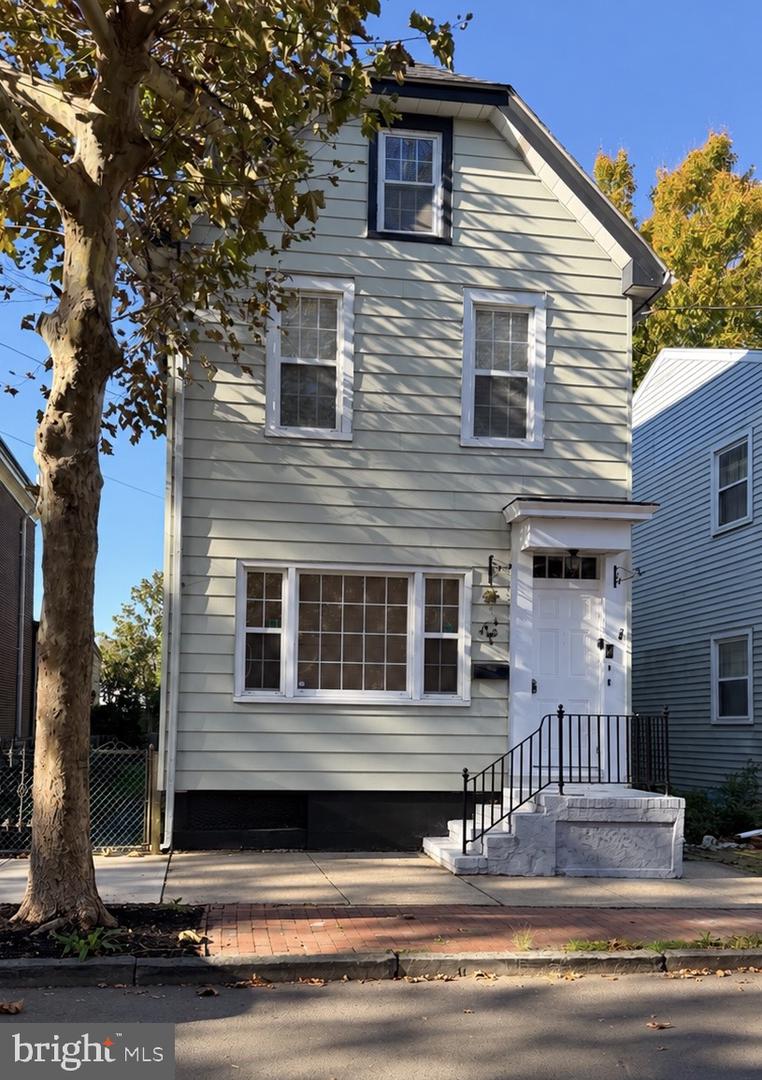 410 Farnsworth Ave — photo