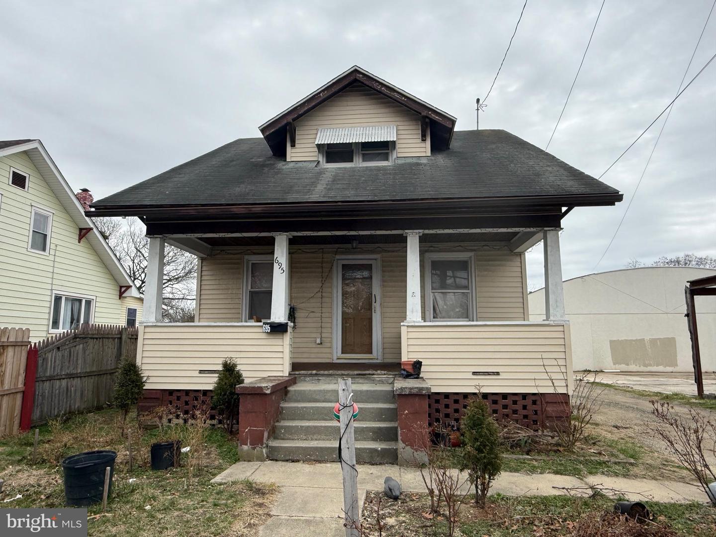 695 N Pearl St — photo