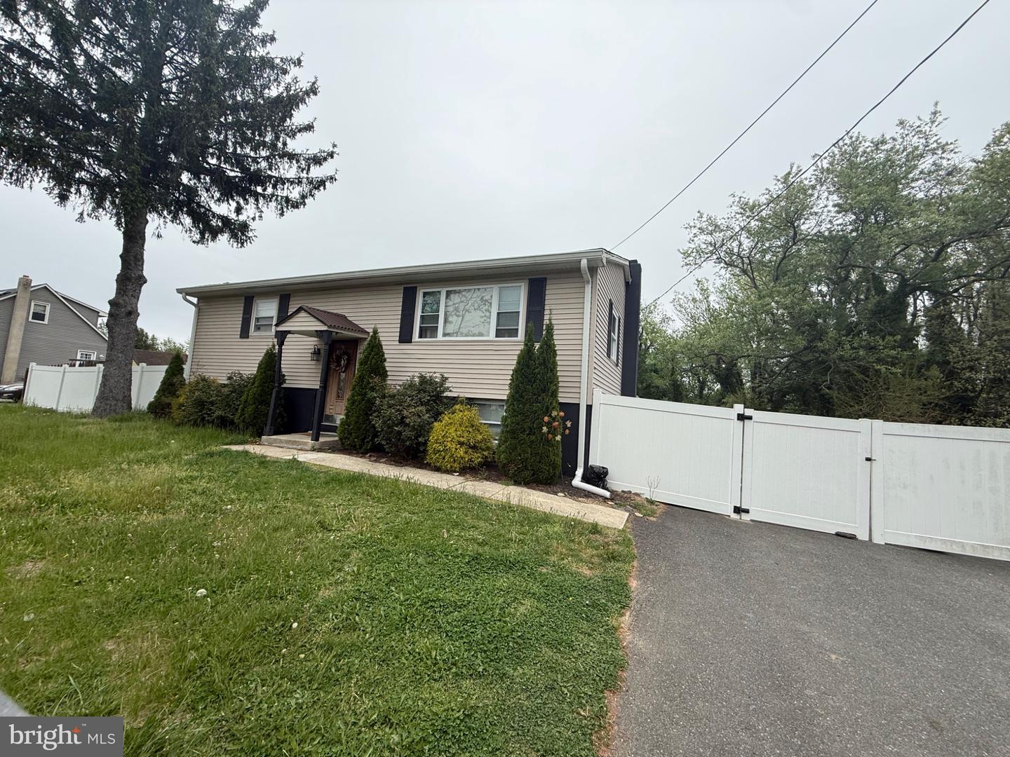 35 Longview Dr — photo