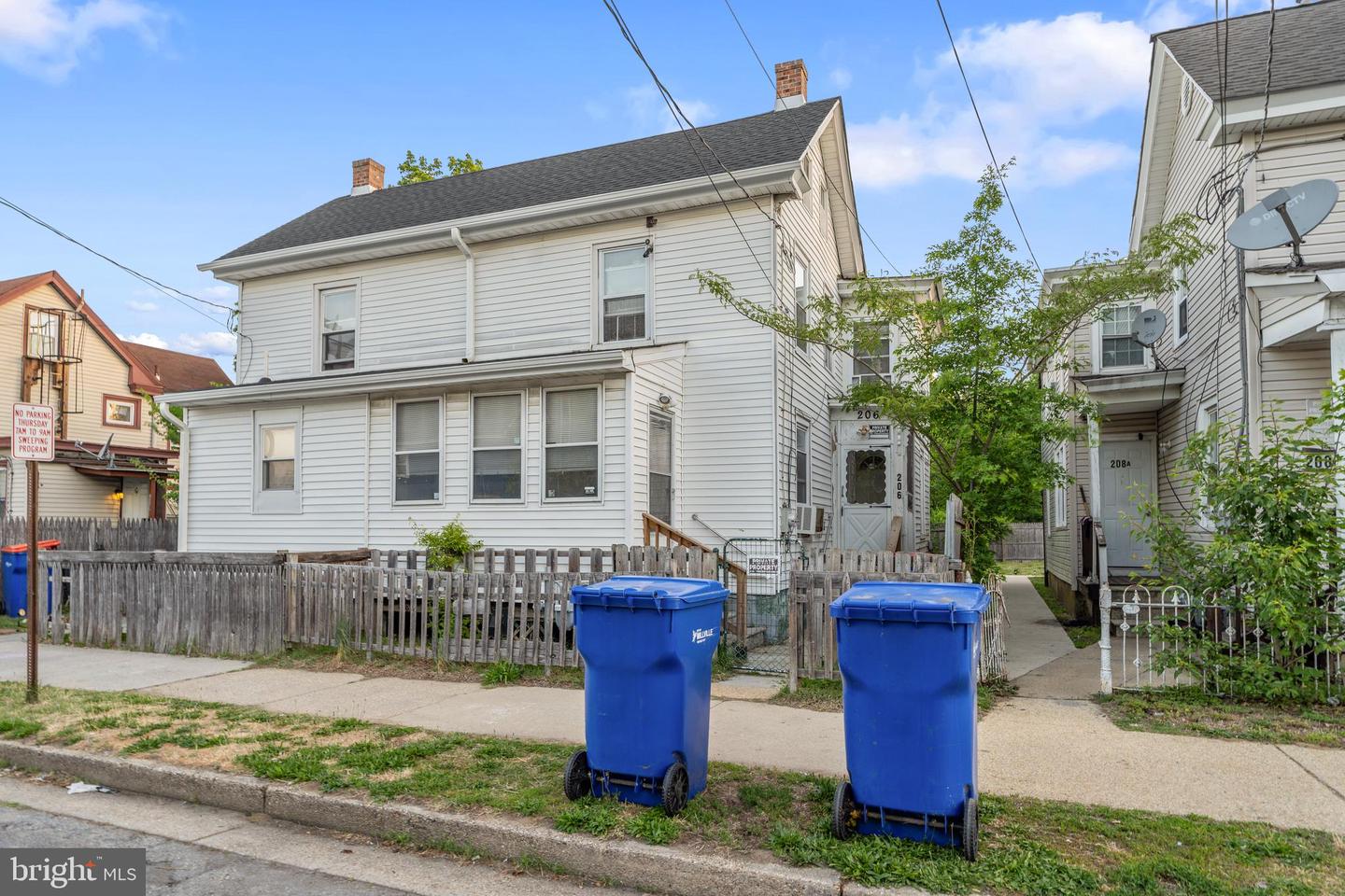 206 E Oak St E E — photo