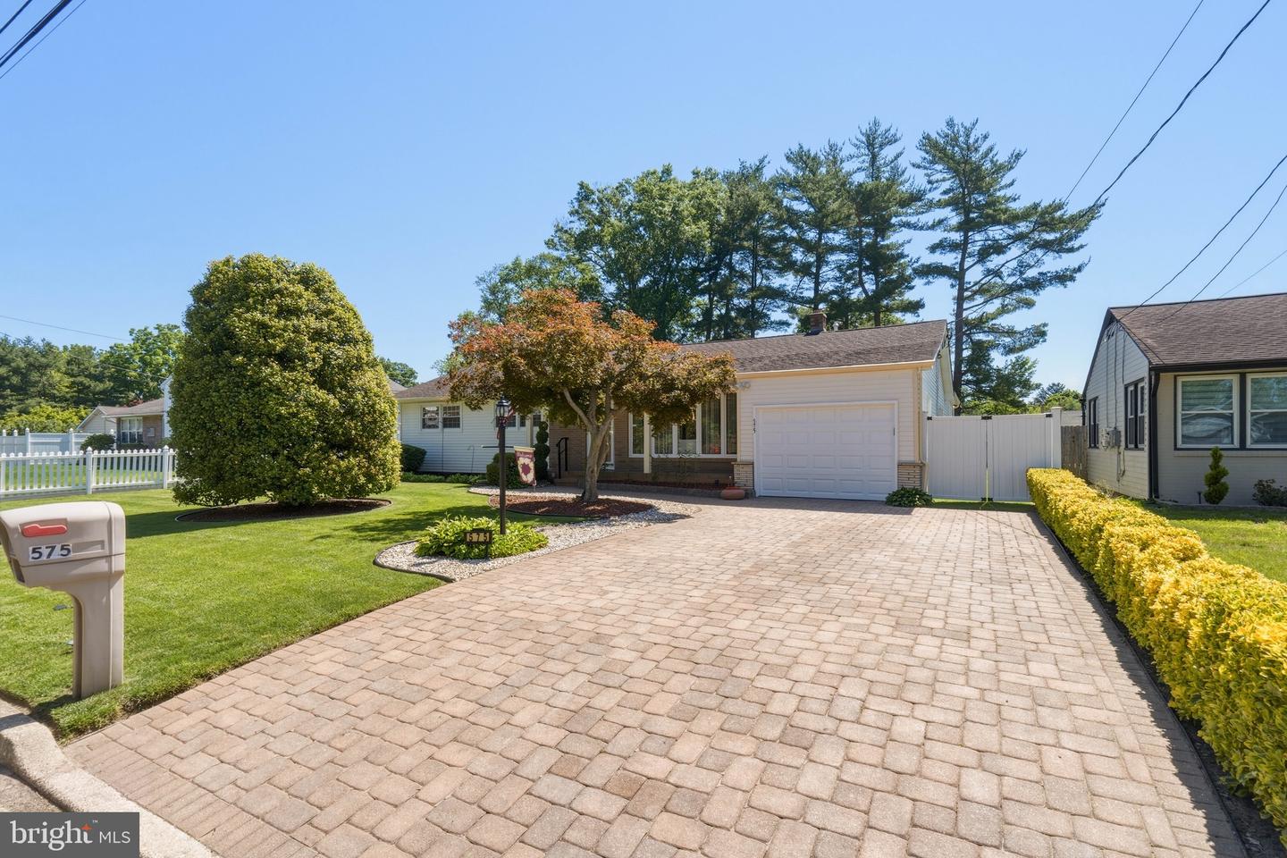 575 Royal Dr — photo