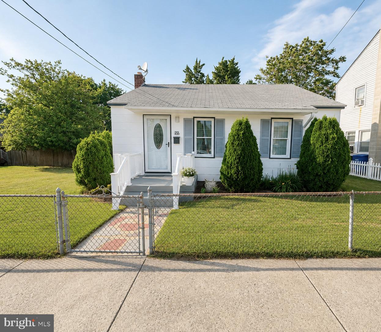 22 W Oak St W — photo