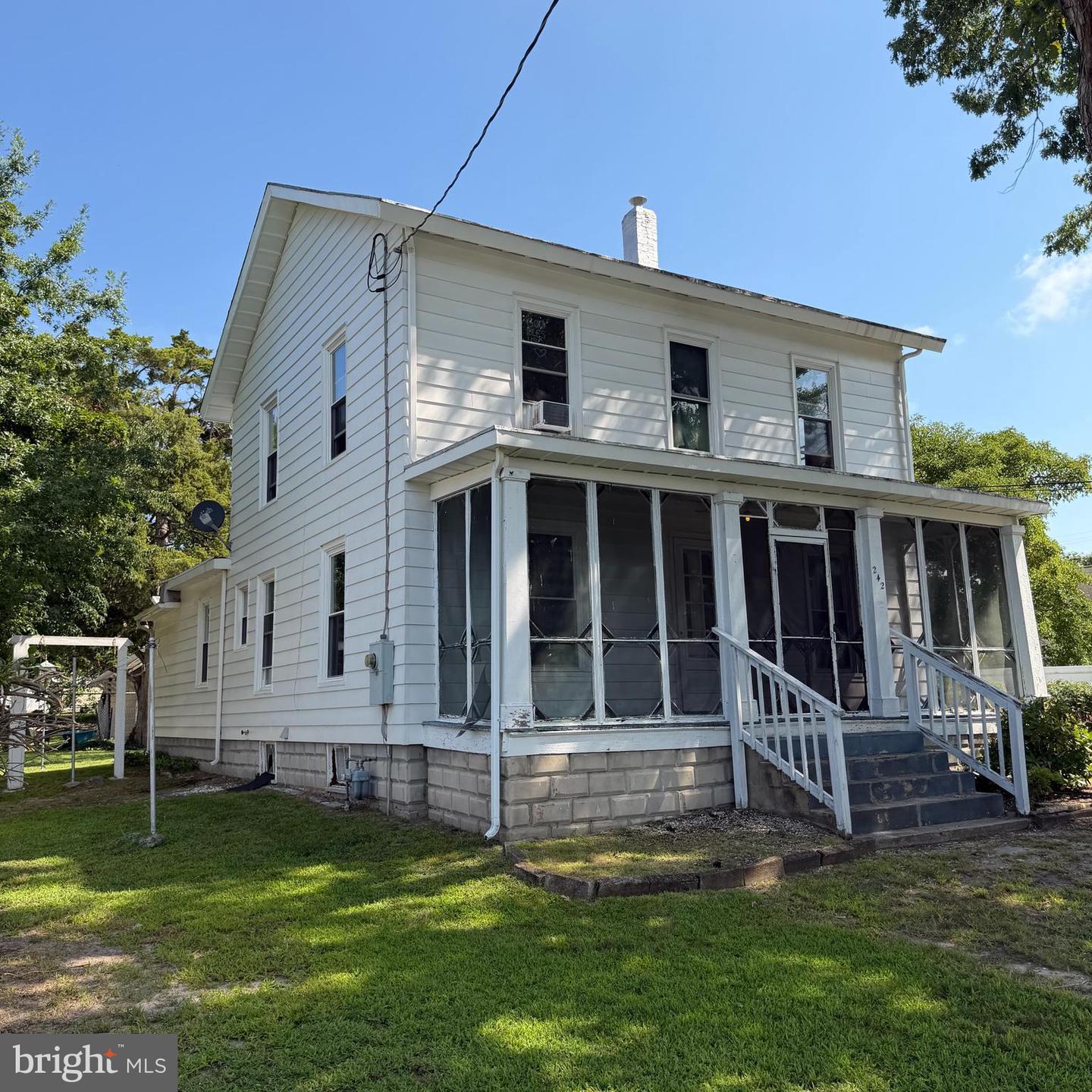 242 E Walnut Rd — photo