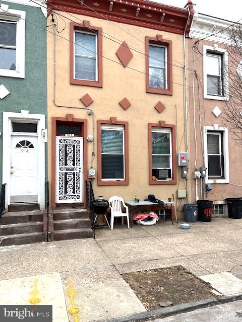 912 Point St — photo
