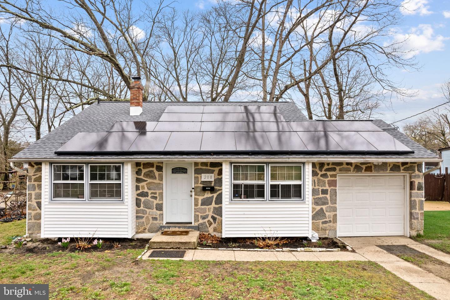 208 Sussex Dr — photo