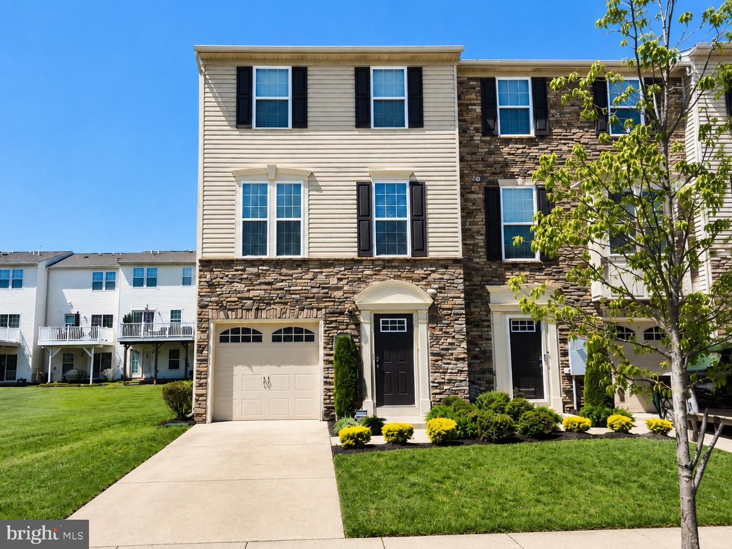 113 Village Green Ln — photo