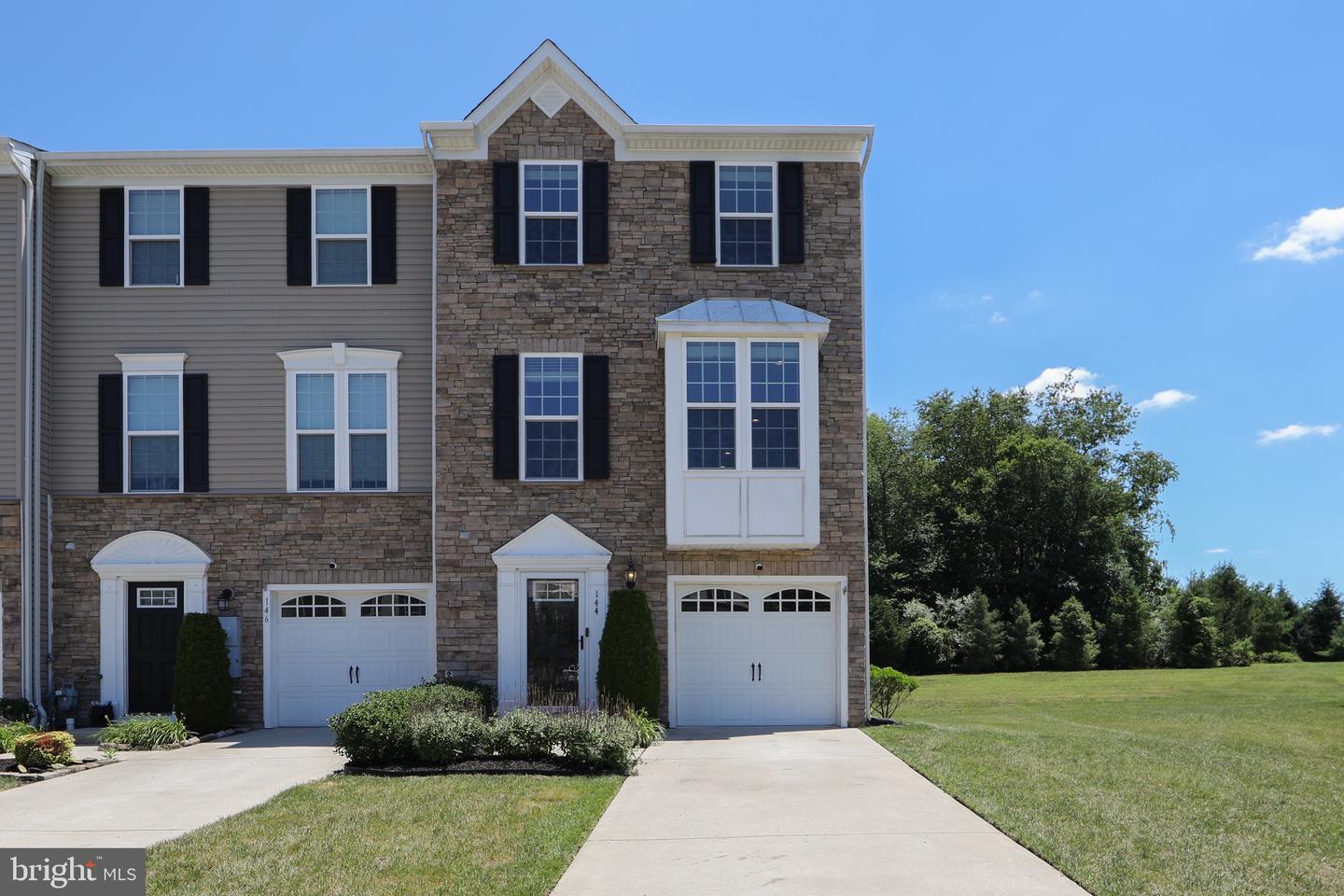 144 Village Green Ln — photo