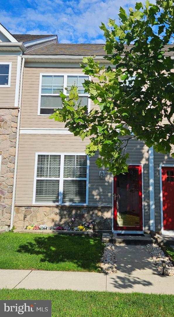 19 Rowand Way E — photo