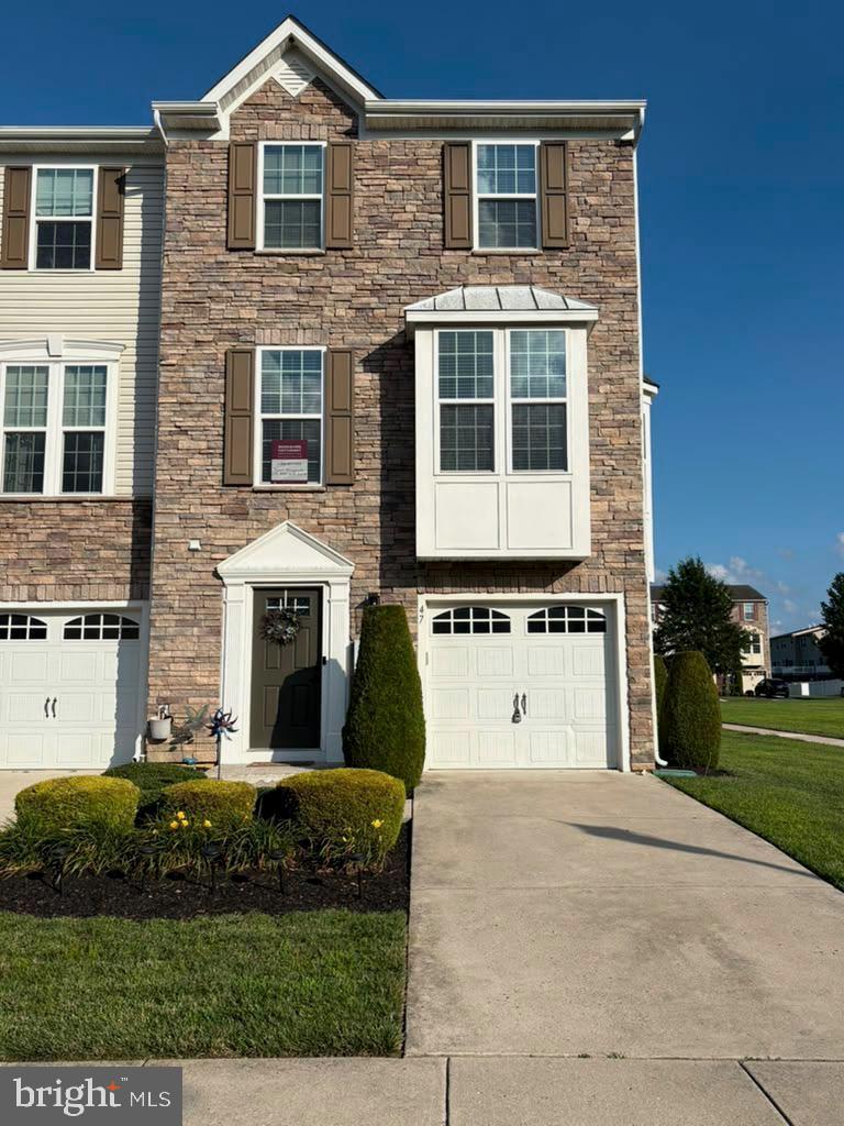 47 Village Green Ln — photo