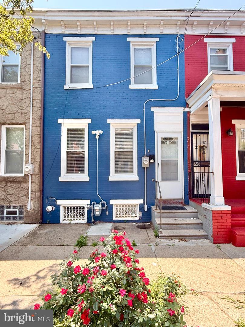 570 Line St — photo