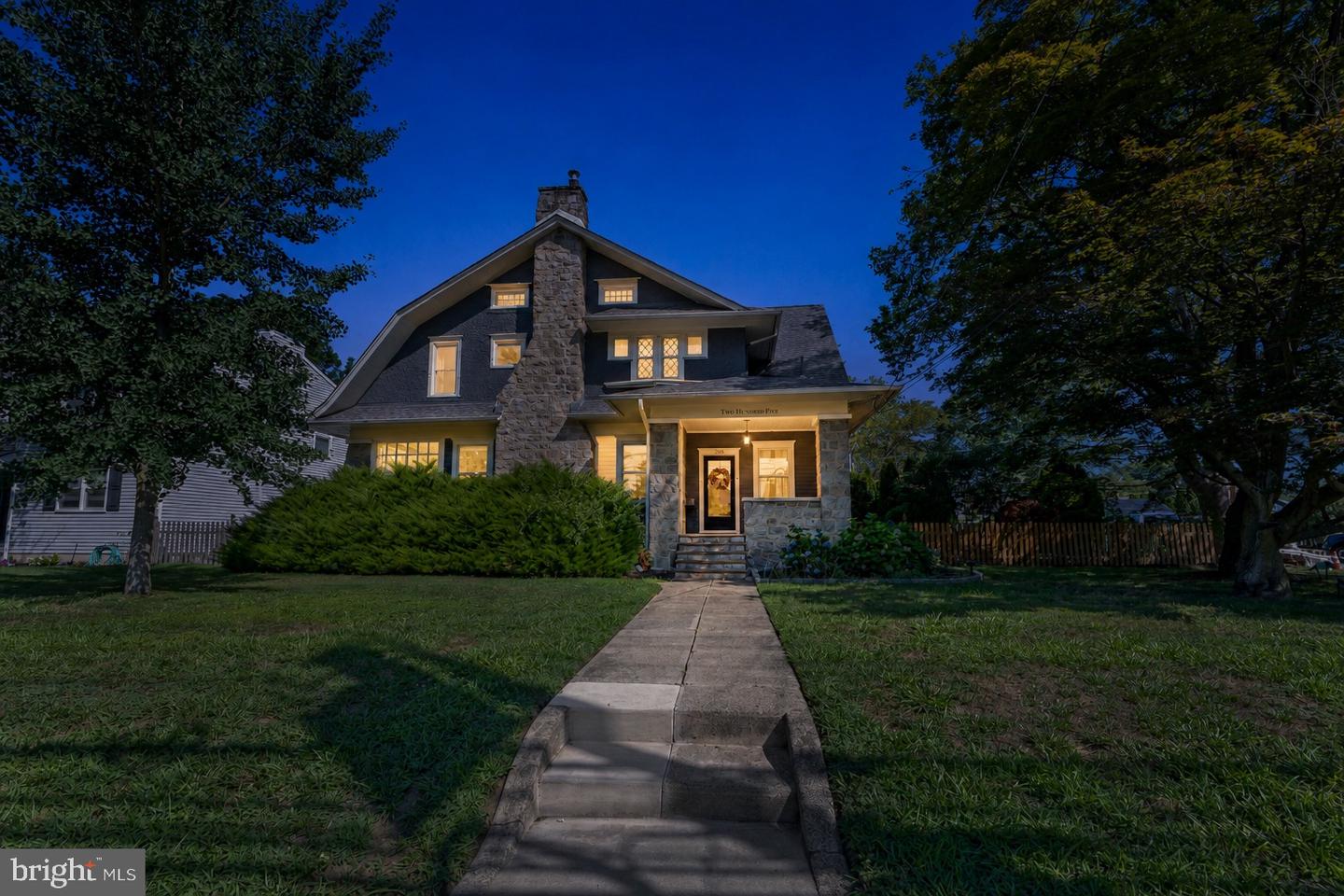 205 W Kings Hwy — photo