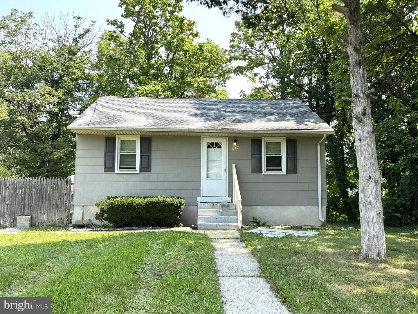 817 Graisbury Ave — photo