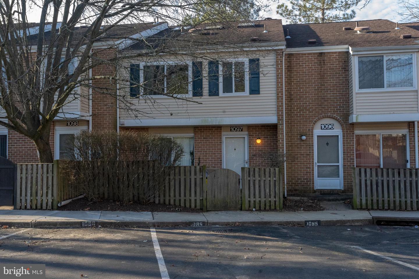 1097 Corbridge Ct — photo