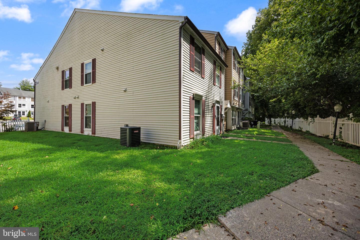 2504 Greenwood Dr — photo