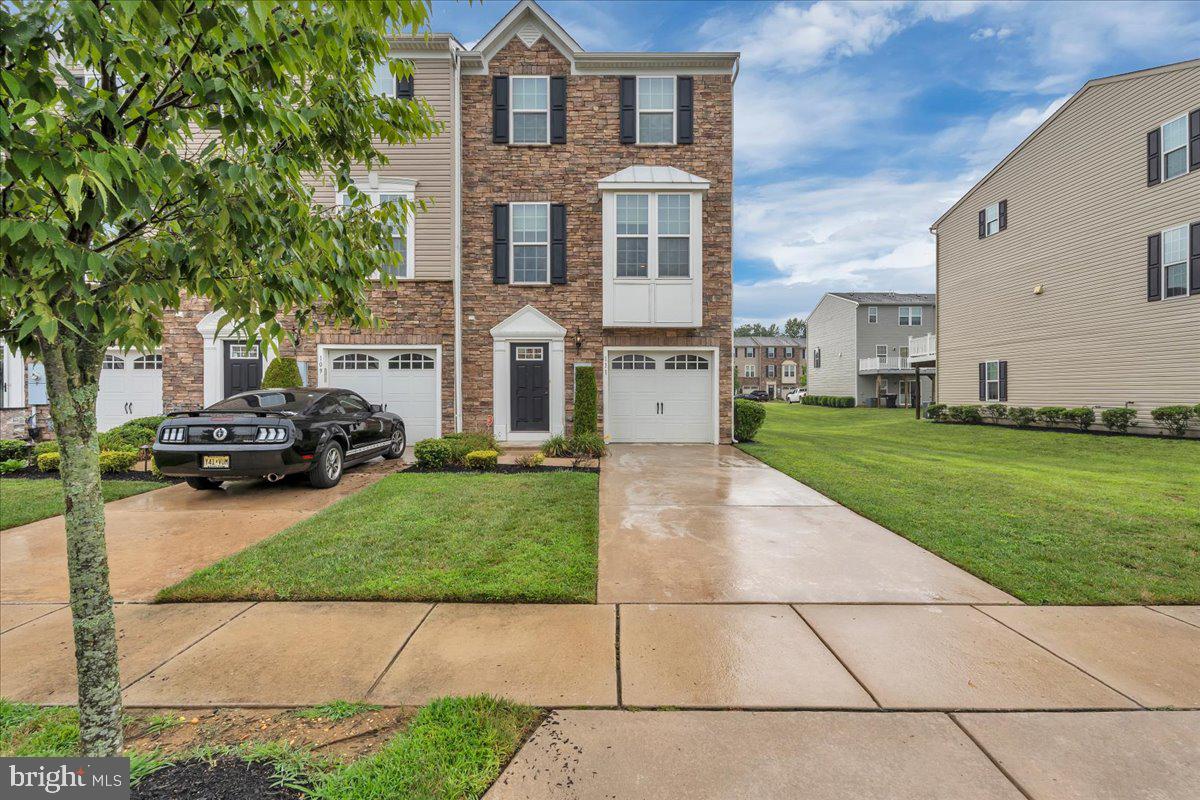 111 Village Green Ln — photo