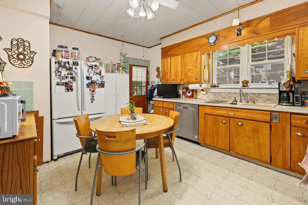 602 Woodlawn Ave — photo