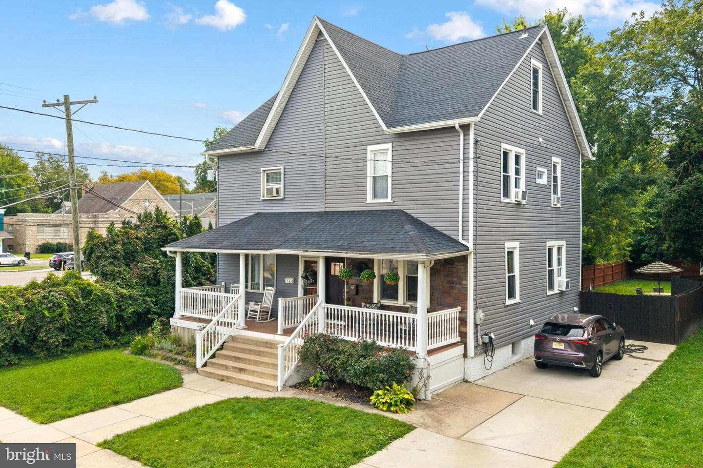 18 W Pine St — photo