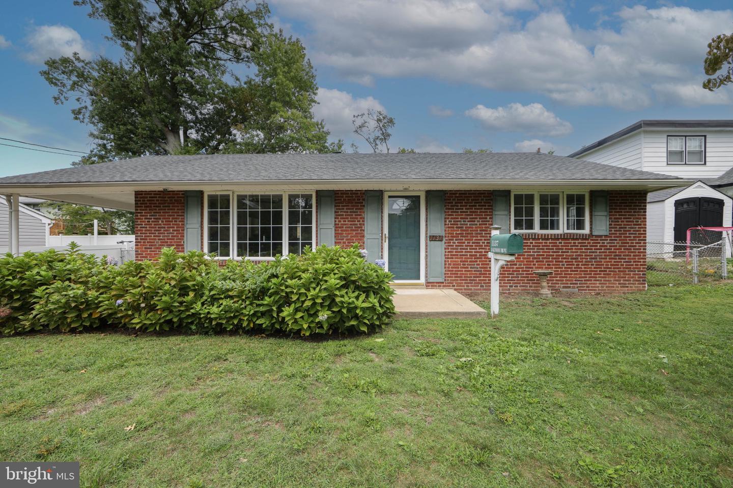 1137 Lakeshore Dr — photo