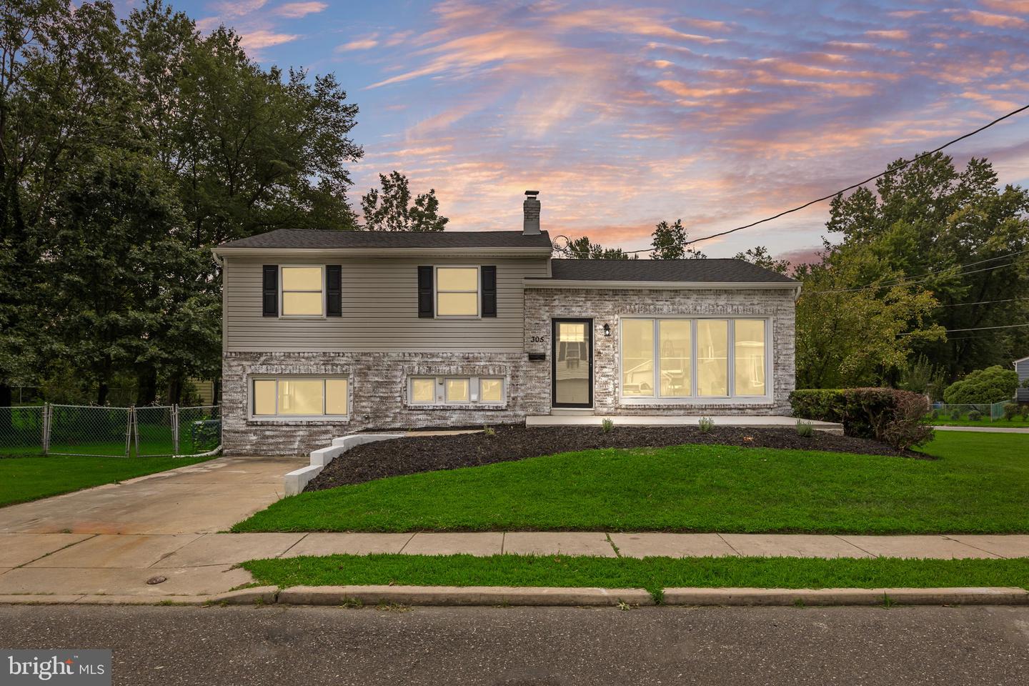 305 Fairview Ave — photo