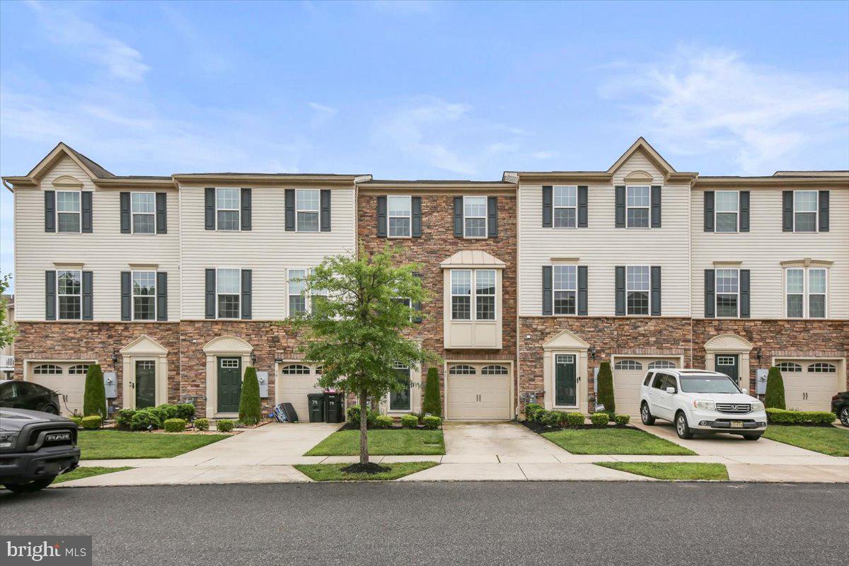 81 Village Green Ln — photo