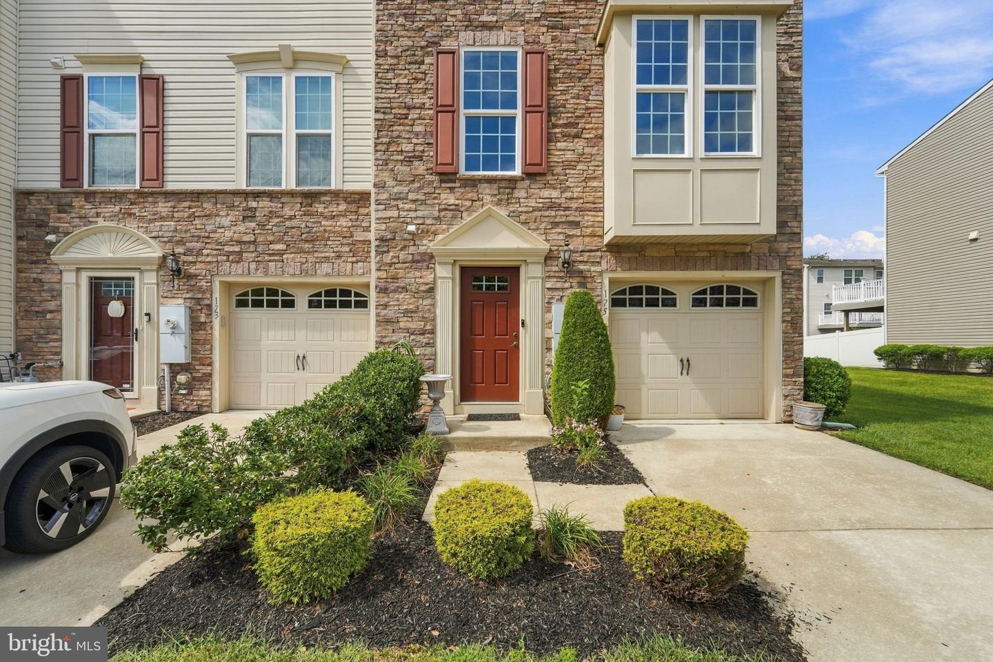 175 Village Green Ln — photo